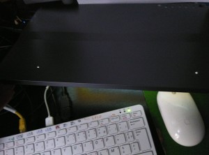 pi400-touchscreen gaatjes achterkant geven licht?